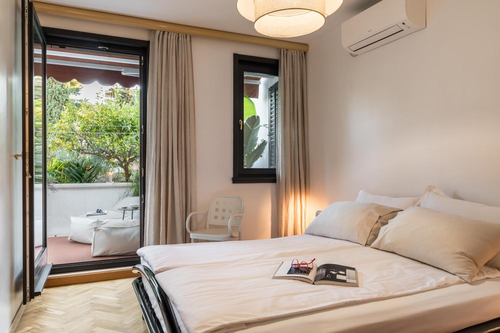 Leilighet Mariuci With Lush Terrace And Private Garage *
