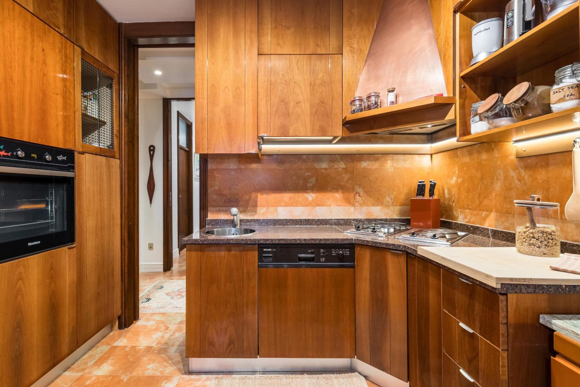 Leilighet Mariuci With Lush Terrace And Private Garage *