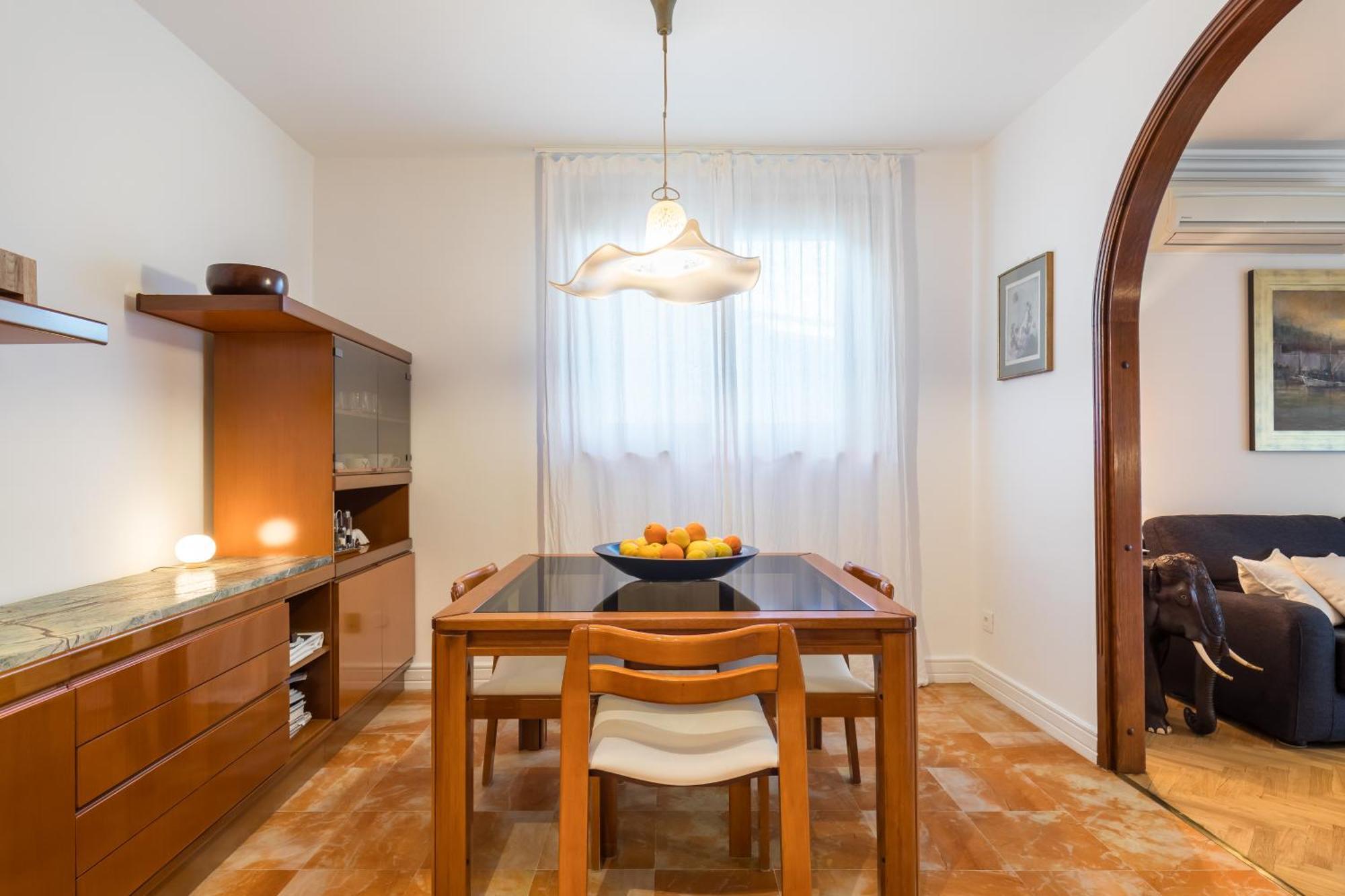 Leilighet Mariuci With Lush Terrace And Private Garage
