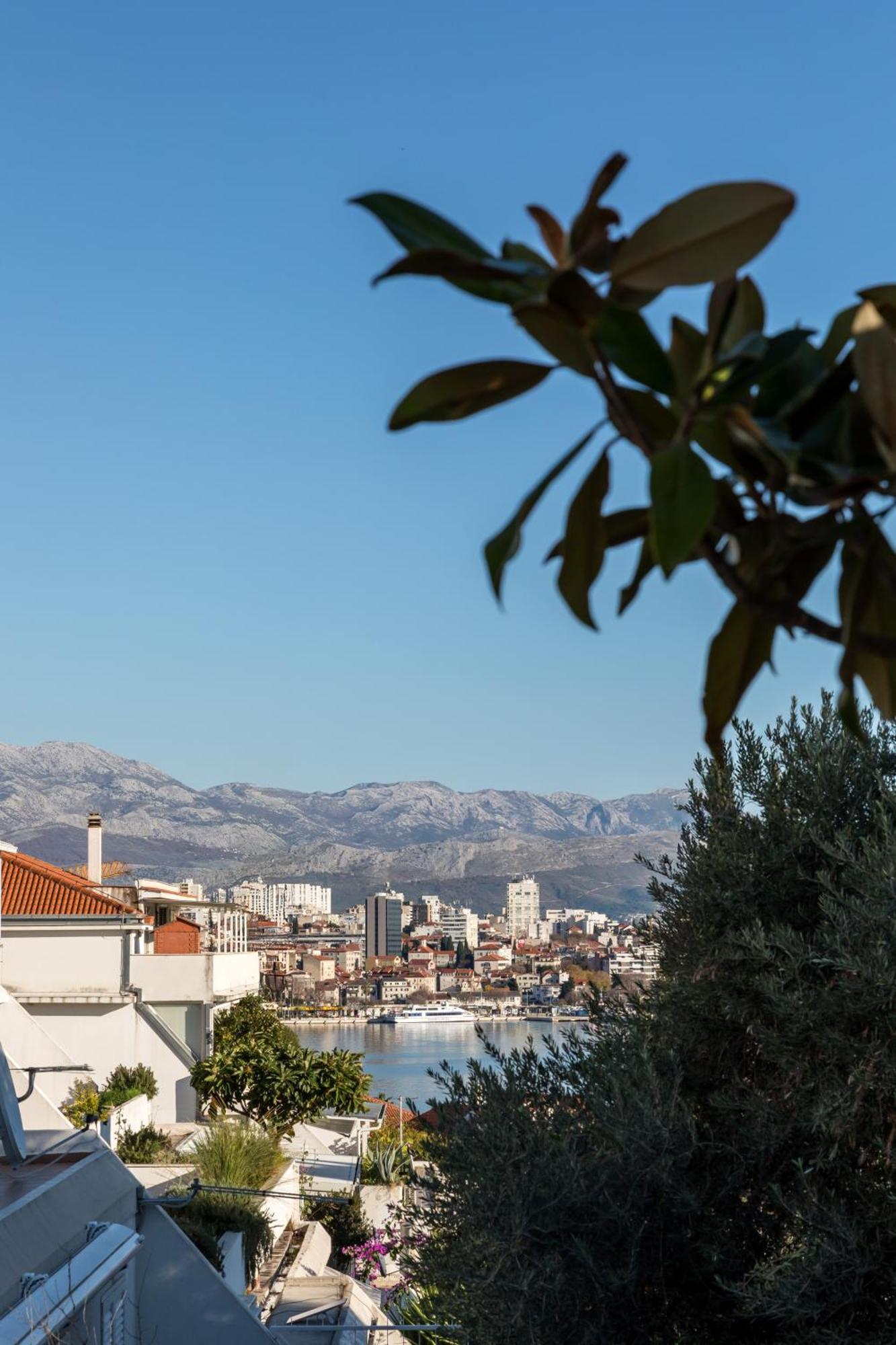 Mariuci With Lush Terrace And Private Garage Leilighet Split