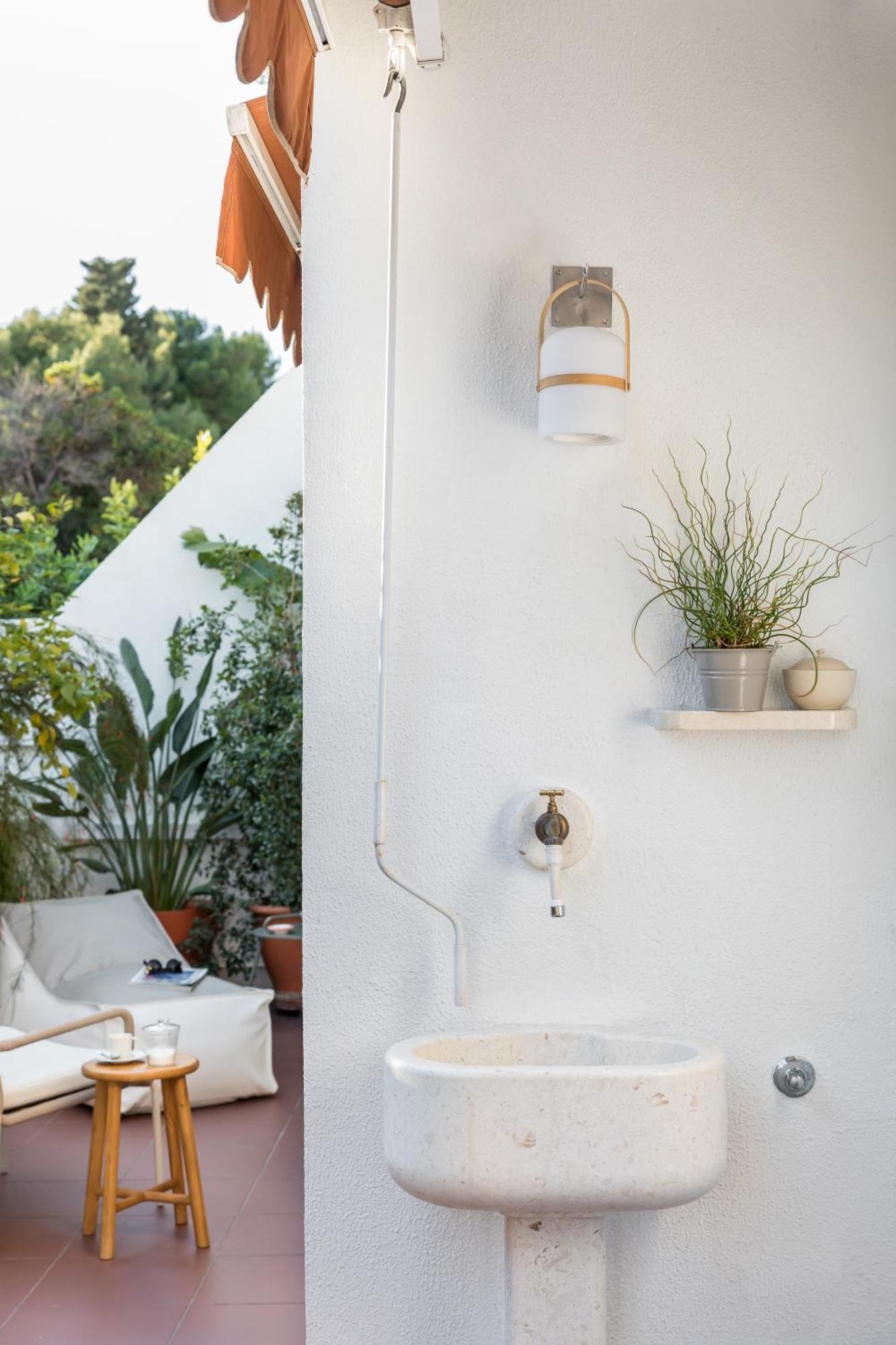 Leilighet Mariuci With Lush Terrace And Private Garage *