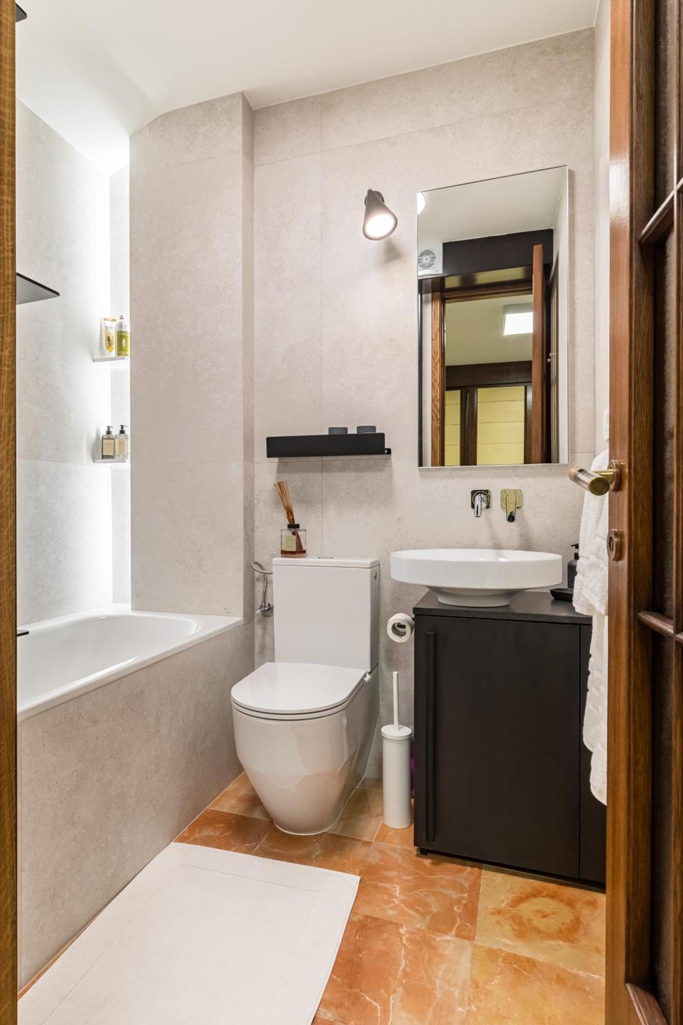 Mariuci With Lush Terrace And Private Garage Apartament