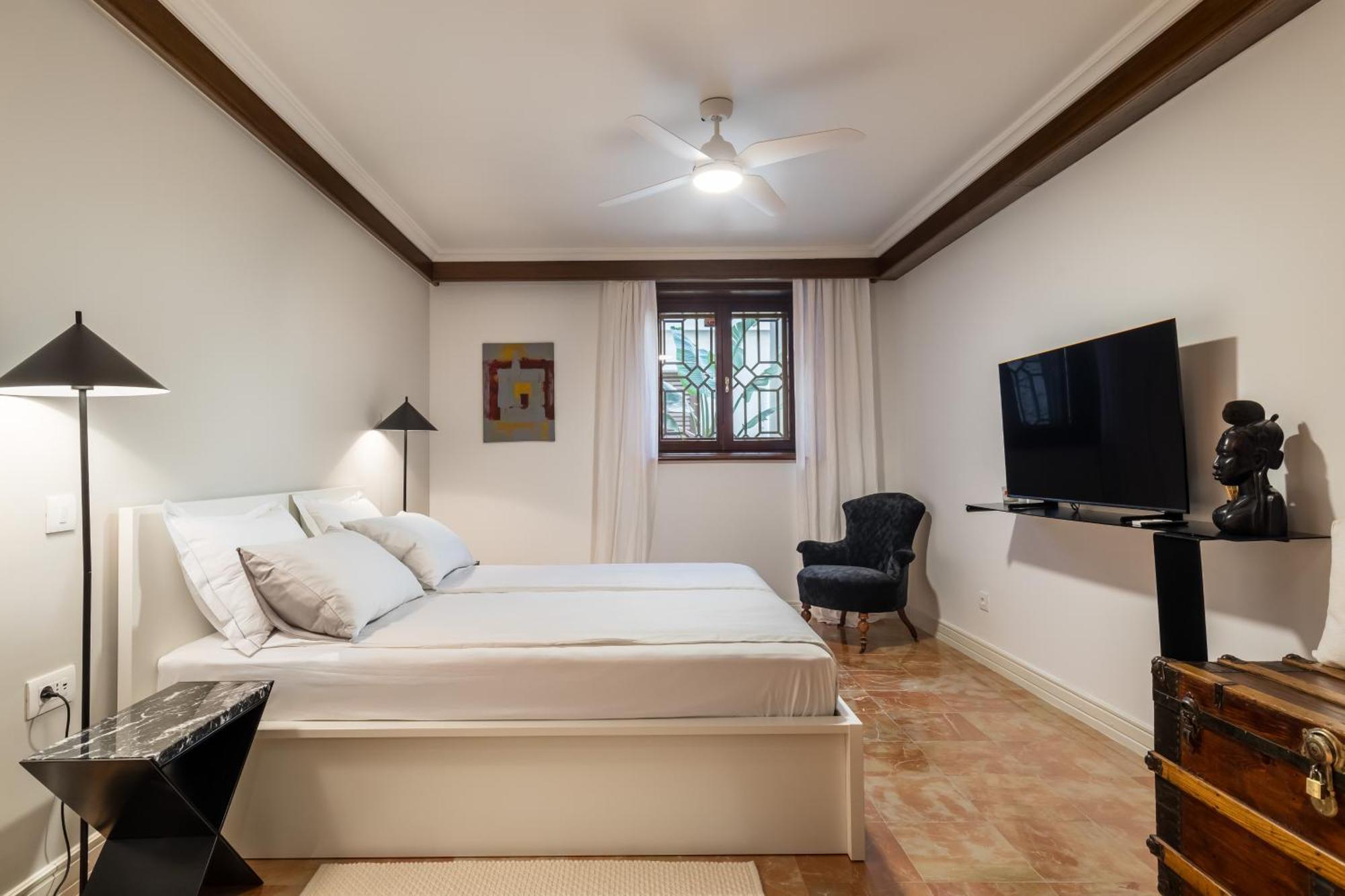 Mariuci With Lush Terrace And Private Garage Apartament Split