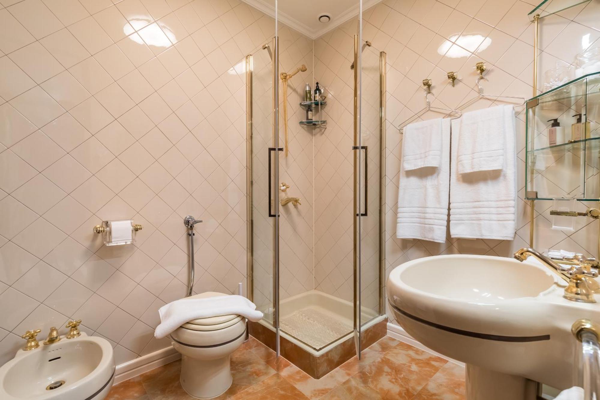 Mariuci With Lush Terrace And Private Garage Apartament